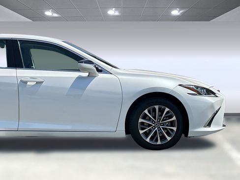 Used 2022 Lexus ES 300h w/ Accessory Package FWD image 32