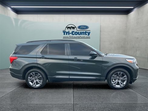 Used 2022 Ford Explorer XLT w/ Equipment Group 202A image 8
