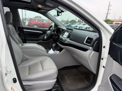 Used 2015 Toyota Highlander XLE AWD/4WD image 12