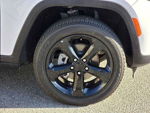 Used 2024 Jeep Grand Cherokee Altitude RWD image 9