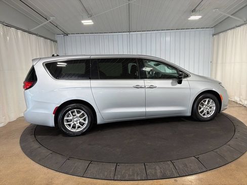 Used 2024 Chrysler Pacifica Touring-L FWD image 10