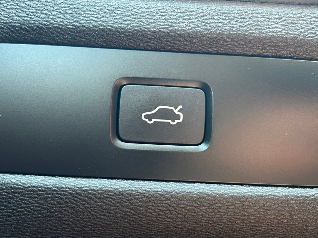 Used 2024 Volvo XC60 B5 Plus AWD/4WD image 29