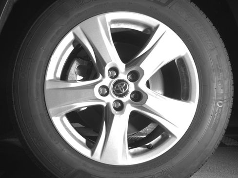 Used 2025 Toyota Highlander LE FWD image 12