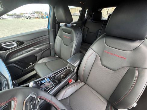 Used 2025 Jeep Compass Trailhawk image 35