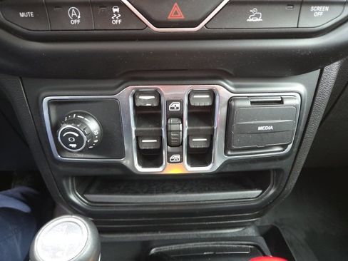 Used 2022 Jeep Gladiator Overland w/ Cold Weather Group image 64