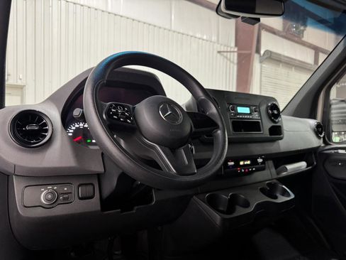 Used 2022 Mercedes-Benz Sprinter 2500 image 7
