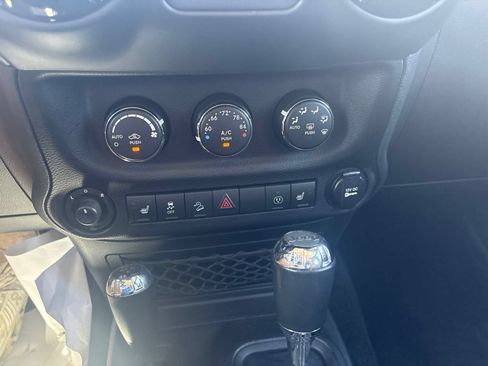 Used 2017 Jeep Wrangler Unlimited Sahara AWD/4WD image 31