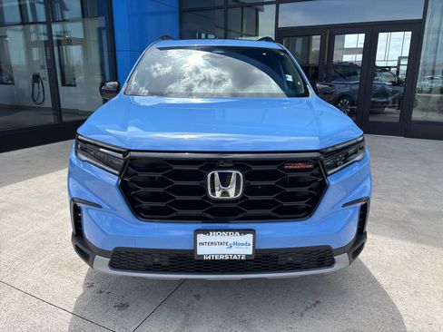 Used 2025 Honda Pilot TrailSport image 2