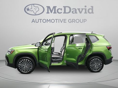 Used 2025 Volkswagen Taos SE FWD image 41