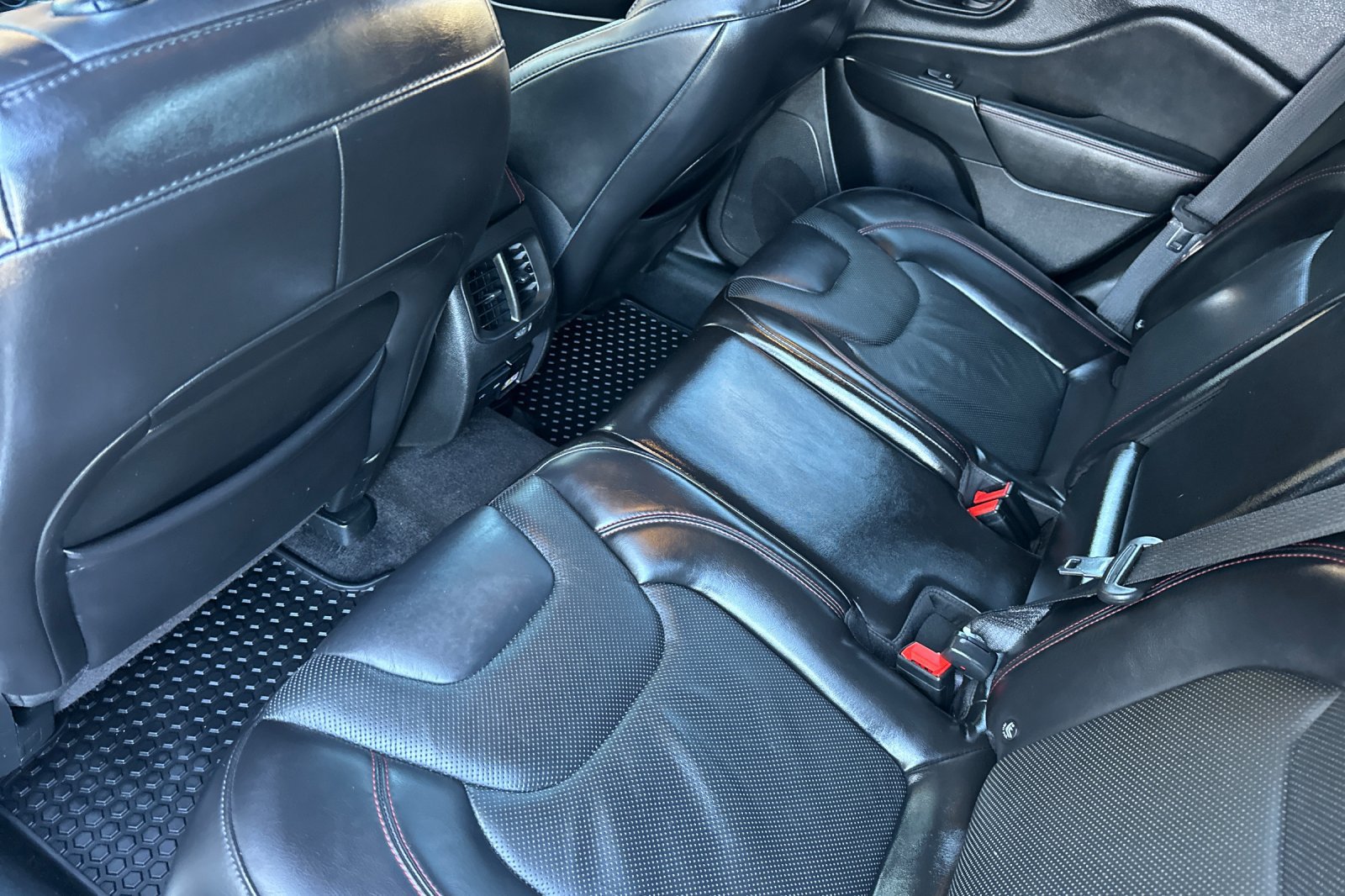 Used 2019 Jeep Cherokee Trailhawk AWD/4WD image 12