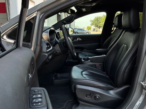 Used 2025 Chrysler Pacifica Select FWD image 10