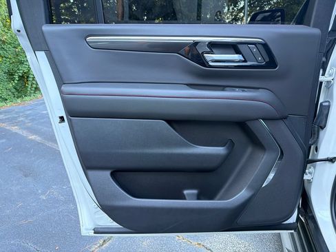Used 2025 Chevrolet Suburban RST RWD image 22