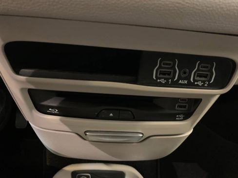 Used 2022 Chrysler Pacifica Touring-L w/ Uconnect Theater Family Group AWD/4WD image 39