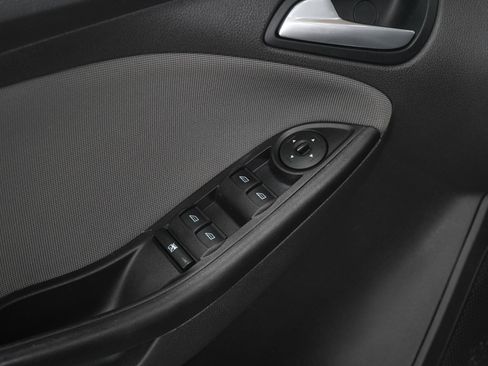 Used 2013 Ford Focus SE w/ SE Winter Pkg FWD image 19