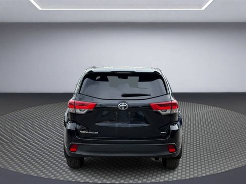 Used 2019 Toyota Highlander LE w/ Carpet Mat Package (TMS) AWD/4WD image 6