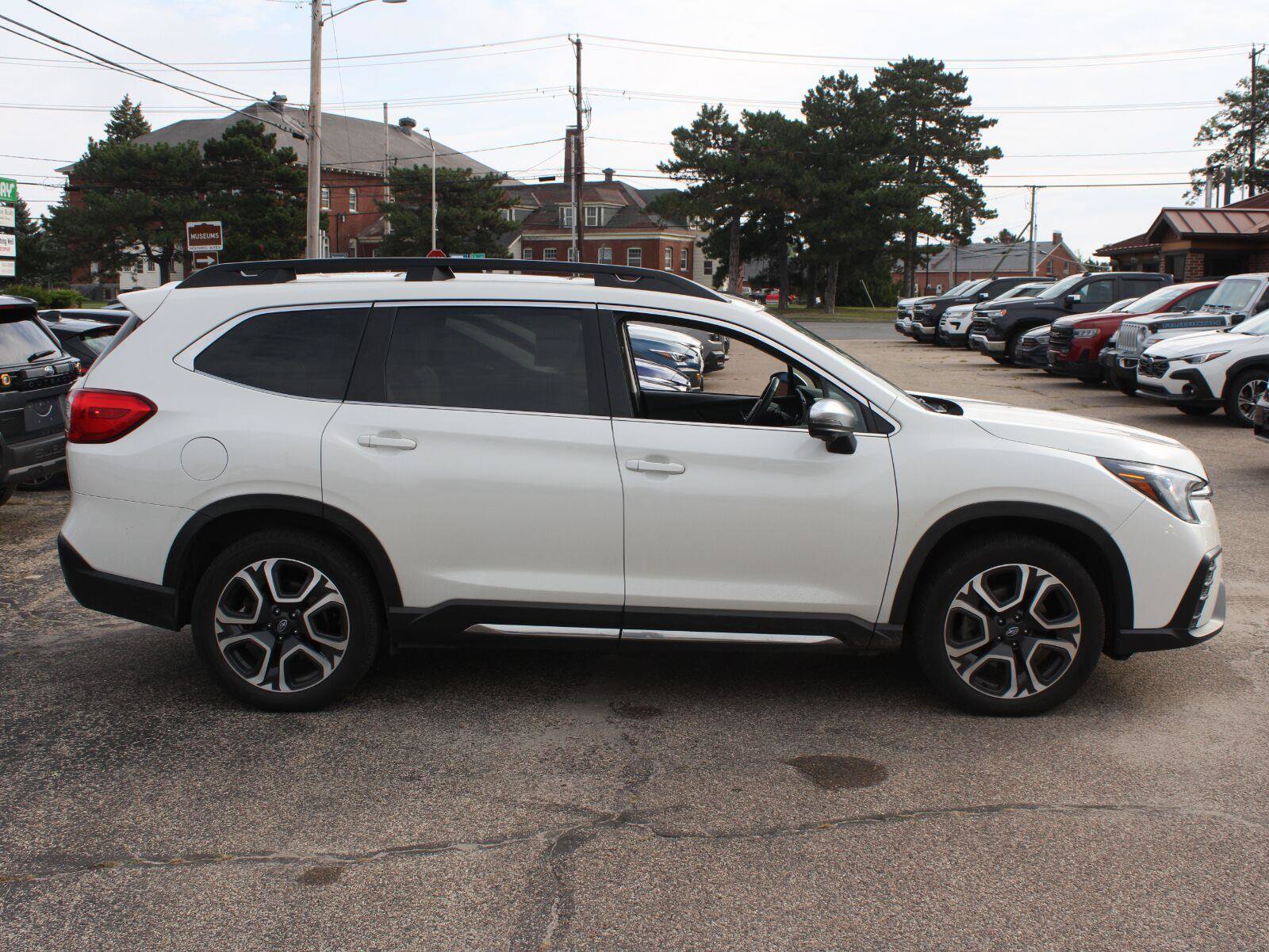 Used 2023 Subaru Ascent Limited w/ Technology Package AWD/4WD image 4