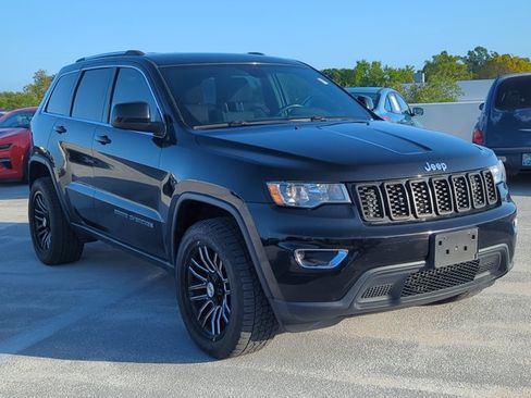 Used 2018 Jeep Grand Cherokee Laredo image 3