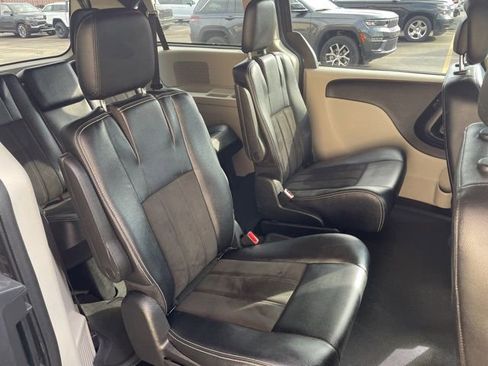 Used 2019 Dodge Grand Caravan SXT image 13