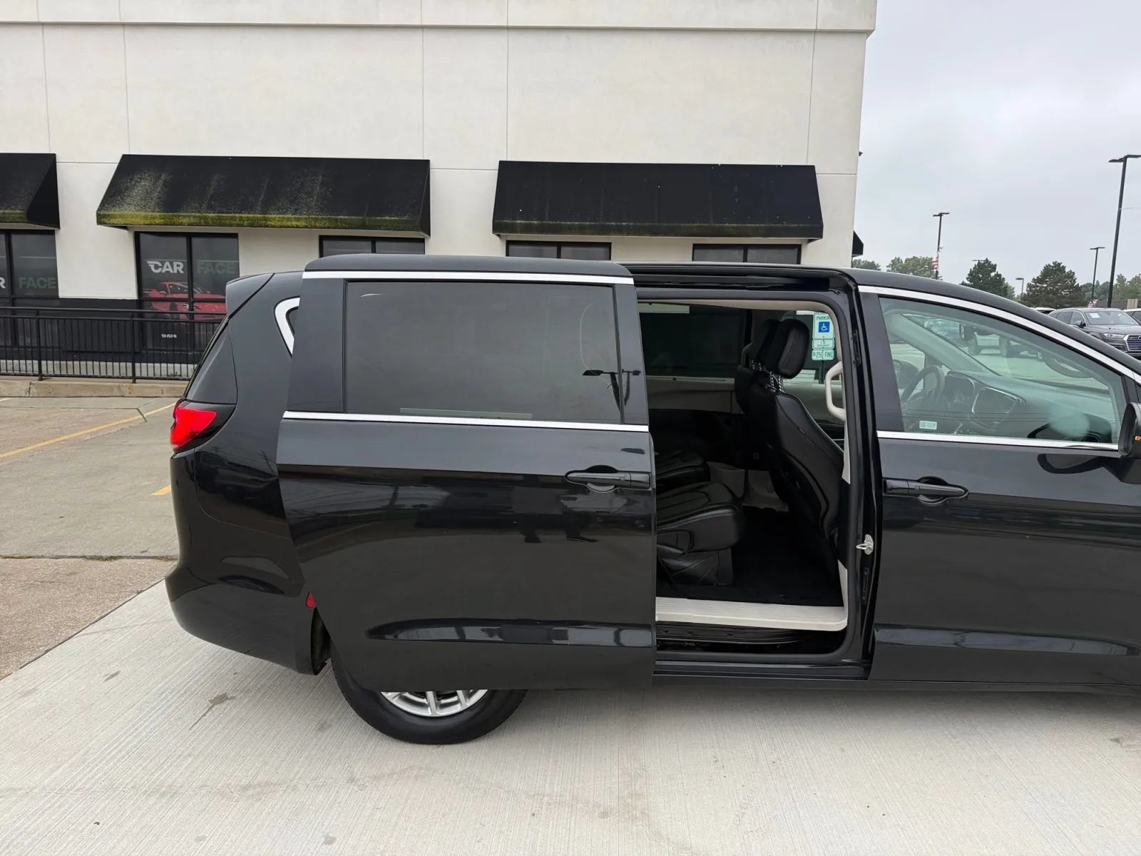 Used 2023 Chrysler Pacifica Touring-L FWD image 21