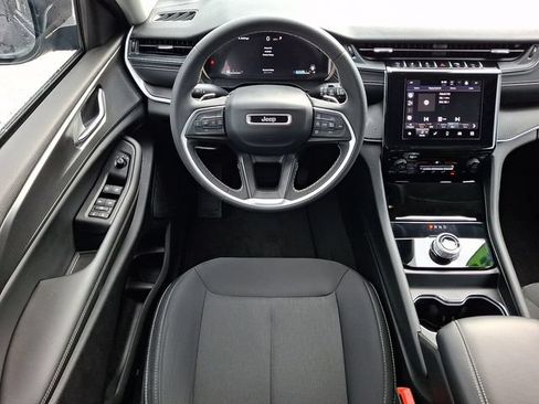 Used 2023 Jeep Grand Cherokee Laredo X AWD/4WD image 11