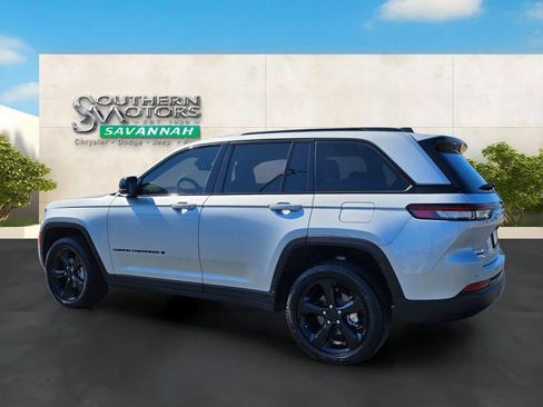 Used 2025 Jeep Grand Cherokee Limited w/ Black Appearance Package AWD/4WD image 3