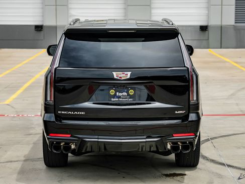 Used 2025 Cadillac Escalade V AWD/4WD image 13
