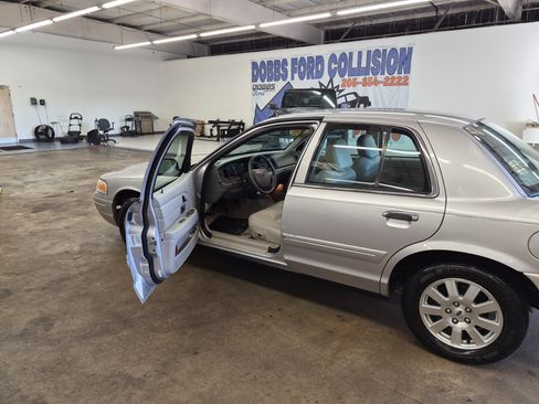 Used 2007 Ford Crown Victoria LX RWD image 9