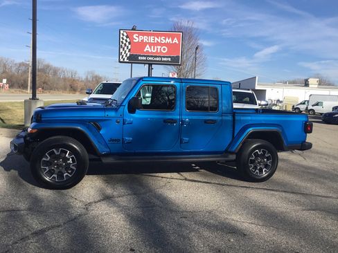 Used 2025 Jeep Gladiator Sport w/ Premium Package image 11