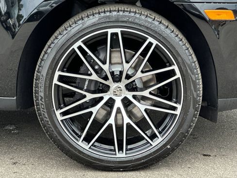 Used 2025 Porsche Macan AWD/4WD image 42