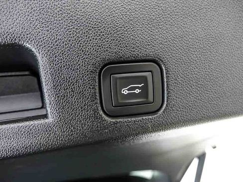 Used 2025 Chevrolet Traverse High Country FWD image 35