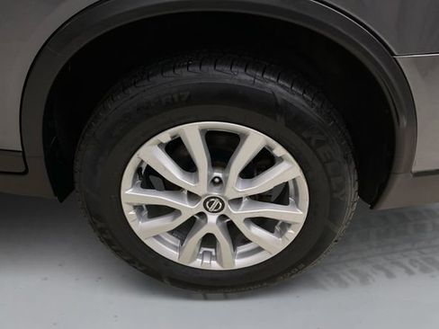 Used 2018 Nissan Rogue SV w/ Sun & Sound Touring Package AWD/4WD image 18