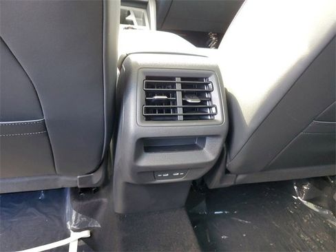 New 2025 Volkswagen Tiguan SE image 11