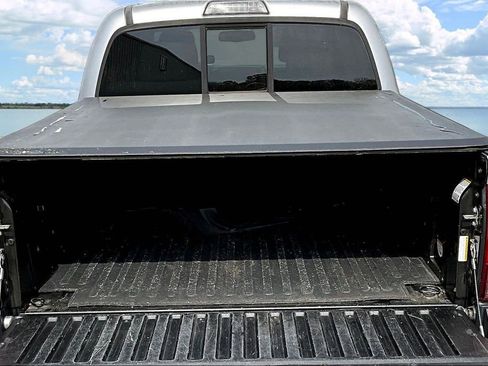 Used 2016 Toyota Tacoma TRD Sport image 9