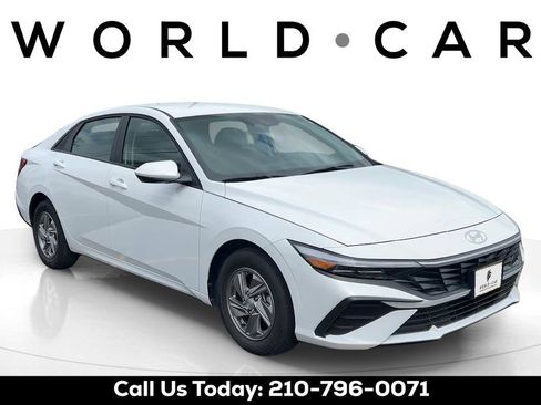 Certified 2025 Hyundai Elantra SE FWD image 1