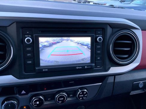 Used 2016 Toyota Tacoma SR5 w/ SR5 Appearance Package (SN) image 29