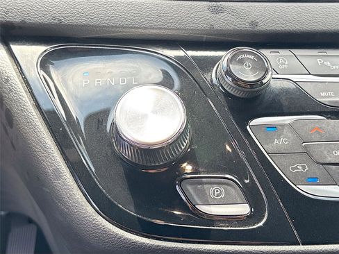 Used 2025 Chrysler Pacifica Select FWD image 16
