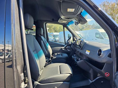 Used 2024 Mercedes-Benz Sprinter 2500 image 10