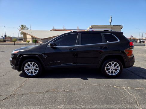Used 2017 Jeep Cherokee Latitude FWD image 2