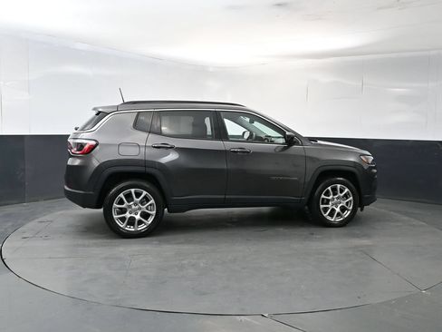 Used 2022 Jeep Compass Latitude w/ Sun and Sound Group AWD/4WD image 6