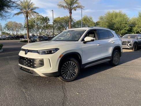 Used 2025 Volkswagen Tiguan S image 32