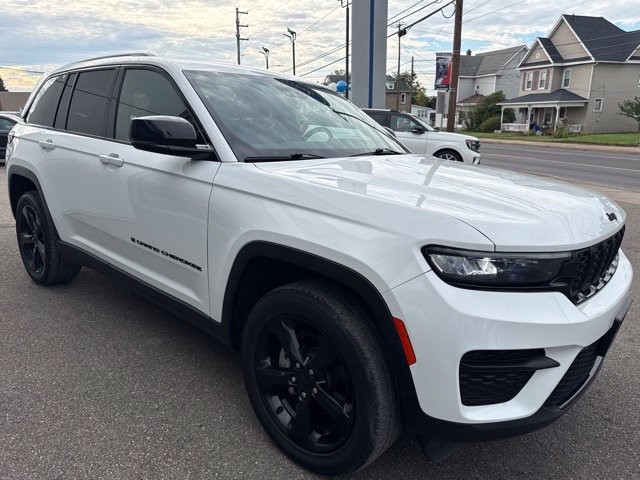 Used 2023 Jeep Grand Cherokee Altitude AWD/4WD image 4