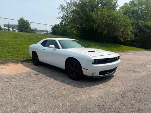 Used 2016 Dodge Challenger SXT RWD image 2