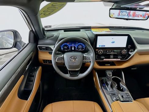 Used 2025 Toyota Highlander Platinum image 29