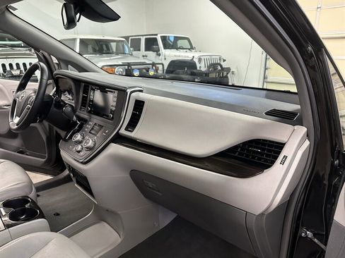 Used 2019 Toyota Sienna XLE FWD image 37