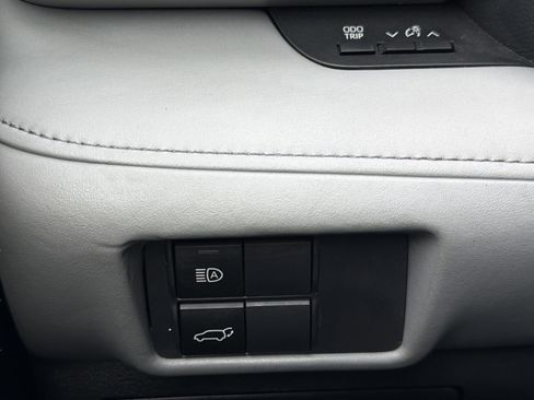Used 2022 Toyota Highlander LE FWD image 14