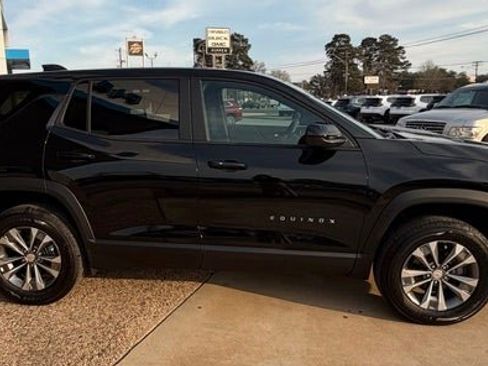 New 2026 Chevrolet Equinox LT image 2