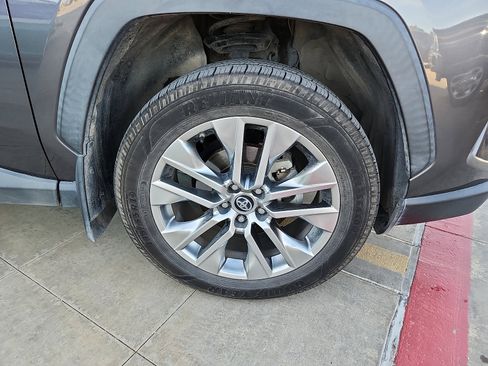 Used 2019 Toyota RAV4 Limited image 9