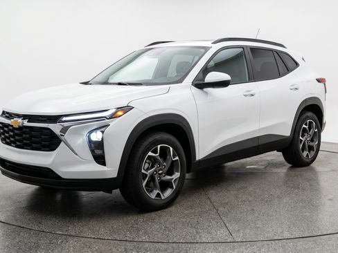 Used 2025 Chevrolet Trax LT FWD image 3