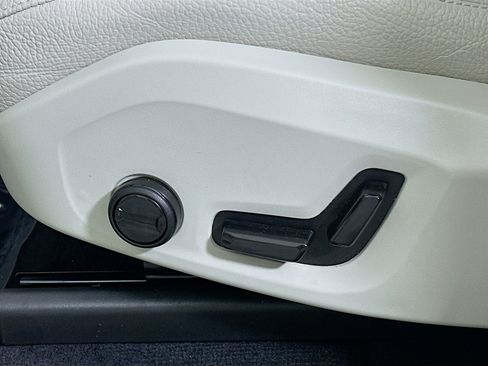 Used 2022 Volvo XC60 B5 Momentum image 13