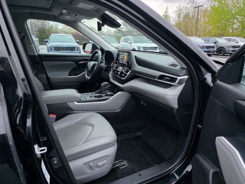 Used 2021 Toyota Highlander XLE AWD/4WD image 12